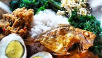 Sedapnya nasi urap ini, lauknya ikan asin plus ayam goreng. Paling pas dimakan pakai tangan.  Foto: Instagram @summer_pleasure