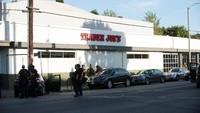 Polisi langsung mengejar pelaku ke Trader Joes dan sempat terjadi baku tembak. (Foto: REUTERS/Andrew Cullen)