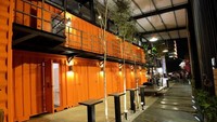 Salah satu hotel semacam itu dan yang pertama di Kuala Lumpur, Malaysia. Hotel ini adalah Hotel Container di Jalan Delima. Geudung ini terinspirasi oleh filosofi Jepang dan konsep hidup dalam gaya dalam ruang yang kompak, dan itu menawarkan bahwa dalam wadah kargo berwarna cerah, pengalaman yang menyenangkan dan khas yang sempurna untuk masa inap yang singkat di Kuala Lumpur. Istimewa/luxatic.