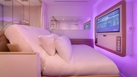 Yotel adalah jaringan hotel mewah global kompak yang lahir dari ide menciptakan ruang hidup kecil dan efisien yang terinspirasi dari ruang duduk kelas pertama di pesawat dan dari hotel kapsul Jepang. Hotel ini menawarkan Wi-Fi gratis, workstation dan hujan monsoon adalah beberapa fitur, dan di lokasi seperti New York City, bahkan ada kamar VIP tersedia, dengan teras pribadi dan tempat tidur berukuran berbeda. Istimewa/luxatic.