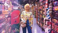 Fatin juga senang berfoto nih. Background fotonya kali ini ada di sebuah supermarket yang memperlihatkan rak penuh makanan. Foto: instagram @fatin30