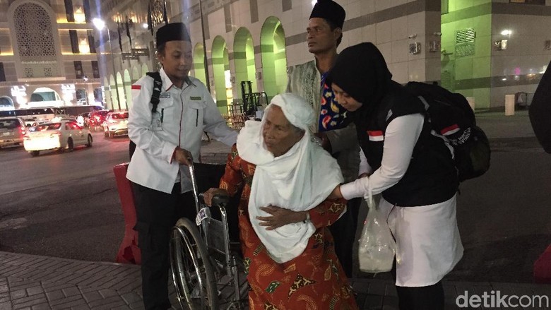 Petugas Haji RI Bantu Jemaah Tersesat hingga Sulit Aktifkan WA Petugas Haji RI Bantu Jemaah Tersesat hingga Sulit Aktifkan WA