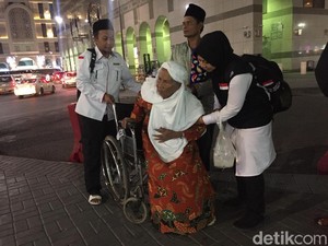 Petugas Haji RI Bantu Jemaah Tersesat hingga Sulit Aktifkan WA