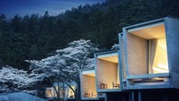 Terletak di lokasi yang indah di taman nasional Jepang, di sebuah bukit yang menghadap ke Danau Kawaguchi, Hoshinoya Fuji adalah salah satu resor minimalis yang mengesankan yang menawarkan pemandangan yang menakjubkan bagi setiap tamu yang mungkin memilihnya untuk masa inapnya. Interior kabin kayu yang minimalis, dengan balkon pribadi dan perapian untuk menikmati pemandangan matahari terbenam yang indah di pemandangan Gunung Fuji yang menakjubkan di kejauhan, ditambah furnitur yang ringkas dan desain kamar yang modern membuat Hoshinoya Fuji salah satu hotel mikro paling mengesankan di dunia hari ini. Istimewa/luxatic.