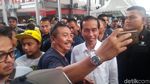 Foto: Jokowi Diajak Selfie dan Lirik Motor Gibran di Pameran Otomotif