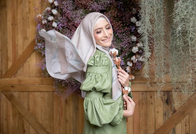 Hijab segi empat dengan pattern printing memang sedang hits di kalangan hijabers. Agar tampil beda, tak ada salahnya mencoba beragam gaya seperti Inneke Koesherawati ini. Foto: Instagram Inneke Koesherawati