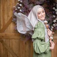 Hijab segi empat dengan pattern printing memang sedang hits di kalangan hijabers. Agar tampil beda, tak ada salahnya mencoba beragam gaya seperti Inneke Koesherawati ini. Foto: Instagram Inneke Koesherawati