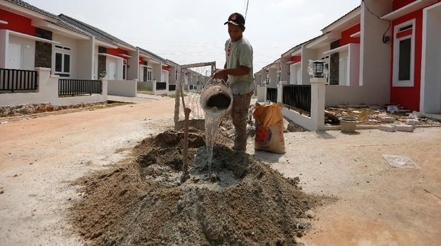 A worker mixes cement at a housing project in Tajur Halang neighbourhood, south of Jakarta, Indonesia, July 16, 2018. Picture taken July 16, 2018. REUTERS/Willy Kurniawan