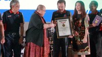 Perum Jamkrindo memecahkan rekor MURI untuk kategori pembagian alat sekolah kepada pelajar terbanyak dengan jumlah bantuan sebanyak 30.000 paket (53.000 barang). Foto: dok. Jamkrindo