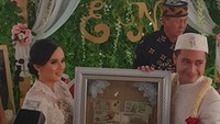 Mereka juga menunjukkan mahar yang dibingkai. Foto: Ist
