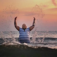 Timofey yang memiliki tubuh gemuk, mengenakan pakaian renang dan melakukan serangkaian foto dengan pose manja di pantai. Foto: Facebook Vodolazky