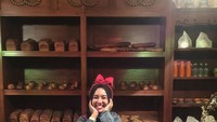 Duduk manis mengenakan bando Mickey Mouse, Fatin berpose di depan rak berisi roti. Senyumnya manis banget ya.  Foto: instagram @fatin30
