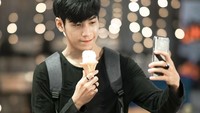 Kalau di sini Singto lebih mirip dengan aktor Korea ya? Berselfie sambil membawa es krim cone.  Foto: Instagram @__singto