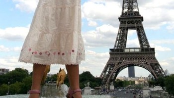 Menyentuh menara Eiffel di Paris. Foto: Istimewa