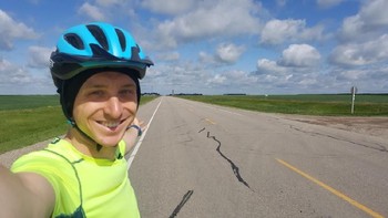 Ilmuwan bernama Kurtis Baute mengayuh sepeda sejauh 800 kilometer sebagai bagian dari eksperimennya dalam menyanggah teori Bumi datar. Foto: Dok. Kurtis Baute