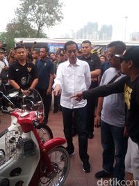 Motor Beragam Warna Dipamerkan, Jokowi Tertarik yang Warna Biru