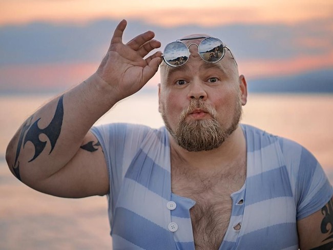 Timofey pun menyempurnakan gayanya yang kekinian dengan mengenakan kacamata. Foto: Facebook Vodolazky