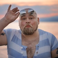 Timofey pun menyempurnakan gayanya yang kekinian dengan mengenakan kacamata. Foto: Facebook Vodolazky