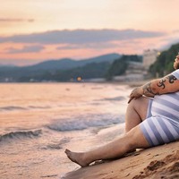 Gaya Timofey yang tengah menikmati keindahan pesisir pantai dengan perut buncitnya ini pun terlihat kocak. Foto: Facebook Vodolazky