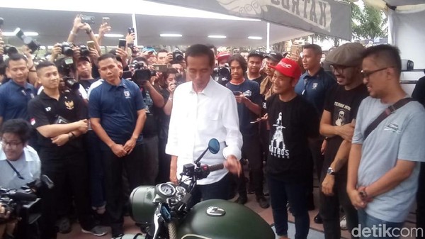 Foto: Jokowi Diajak Selfie dan Lirik Motor Gibran di Pameran Otomotif
