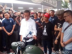 Foto: Jokowi Diajak Selfie dan Lirik Motor Gibran di Pameran Otomotif