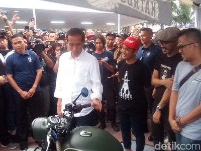 Foto: Jokowi Diajak Selfie dan Lirik Motor Gibran di Pameran Otomotif