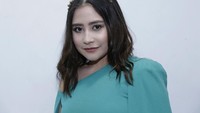 Entah apa yang dipikirkan Prilly Latuconsina. Foto: Ismail/detikHOT