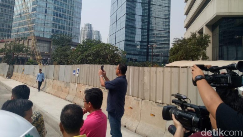 Anies Foto-foto Pengerjaan Trotoar di Sepanjang Sudirman Anies Foto-foto Pengerjaan Trotoar di Sepanjang Sudirman