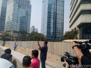 Anies Foto-foto Pengerjaan Trotoar di Sepanjang Sudirman