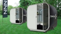 Kamar di Snoozebox dilengkapi dengan tempat tidur yang nyaman yang bisa dibawa ke seluruh eropa, TV layar datar, AC, brankas pribadi, Wi-Fi gratis, kamar basah lengkap dengan shower, toilet, handuk, dan perlengkapan mandi. Istimewa/luxatic.