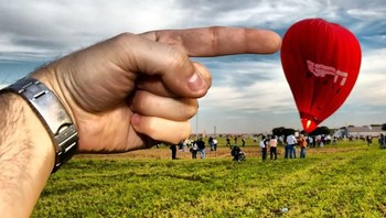 Seolah dari sentuhan jarinya balon udara ini jadi berdiri miring. Foto: Istimewa