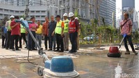Peninjauan dilakukan mulai dari Gedung Indofood hingga seberang Gedung Le Meridien, Jalan Sudirman, Jakarta.