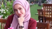 Minum jus buah segar dengan hiasan bunga cantik di sebuah kafe outdoor, membuat Adelia tampak makin menawan dan manis. Foto: Instagram @adeliapasha