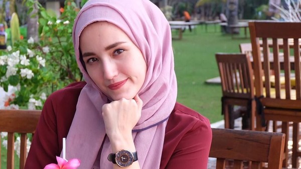 Manisnya Pose Ngeteh Adelia Pasha, Istri dari Politisi dan Musisi Pasha Ungu