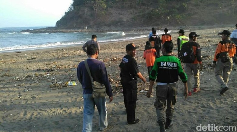 2 Pencari Rumput Laut Terseret Ombak di Kebumen, 1 Orang Hilang 2 Pencari Rumput Laut Terseret Ombak di Kebumen, 1 Orang Hilang