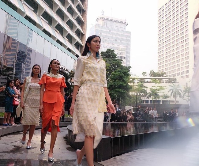 Dunia modelling bukan hal baru untuk Nadia Purwoko. Nadia sudah sering berlenggak-lenggok di catwalk. Dia juga pernah meraih prestasi sebagai Juara I Gading Model Search 2008, Juara I Abang None Jakarta Selatan 2010 dan Juara Harapan II Abang None DKI Jakarta. Foto: Dok. Instagram @officialmissgrandindonesia, @nadiapurwoko