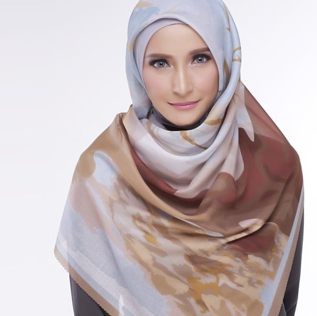 Hijab besutan Inneke Koesherawati memiliki ukuran yang lebih lebar. Untuk itu, hijab ini juga cocok dipakai untuk hijabers yang ingin tampil syar’i. Foto: Instagram Inneke Koesherawati
