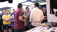 Tidak sendiri, Joko Widodo ditemani Triawan Munaf dan Gibran Rakabuming Raka. Foto: Asep Syaifullah