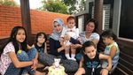 Manisnya Pose Ngeteh Adelia Pasha, Istri dari Politisi dan Musisi Pasha Ungu
