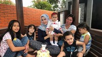 Wanita cantik berusia 29 tahun ini, rayakan ulang tahun sang putri dengan kue tart dikelilingi keluarganya. Foto: Instagram @adeliapasha