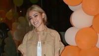 Jessica Iskandar tidak bisa menutupi senyumnya saat membicarakan Richard Kyle. Foto: Veynindia Esaloni Pardede