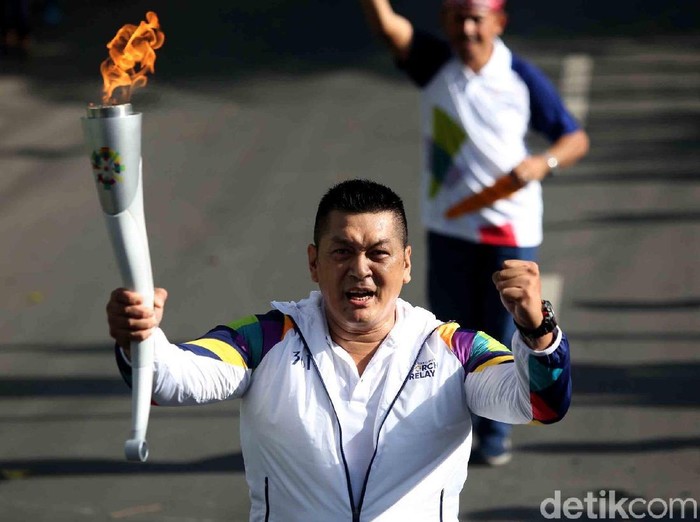 Artis Donny Kesuma turut memeriahkan orch Relay atau Pawai Obor Asian Games di banyuwangi, Jawa Timur.
