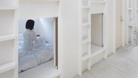 Penginapan yang sangat sederhana dan modern, Koyasan Guest House Kokuu dibangun dengan gaya minimalis dan menawarkan kamar-kamar bergaya kapsul yang datang dengan segala kebutuhan untuk bermalam di sana.Pendirian dijalankan oleh keluarga dan memiliki area umum di mana mereka menyediakan tamu dengan sarapan, makan malam dan minuman. Seluruh ruang dicat putih, membuat suasana menjadi lembut dan nyaman. Istimewa/luxatic.