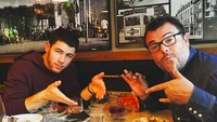 Di Barcelona, Spanyol, Nick santap spesial bersama Jack Black. Nampak ada daging cold cuts di atas meja dan segelas sangria. Foto: Instagram nickjonas