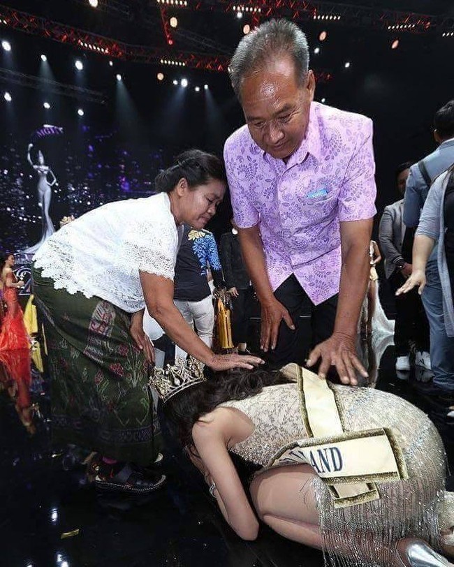 Namoey pun jadi perhatian karena sikapnya yang langsung menghampiri ayah dan ibunya. Dia bersujud di depan kedua orangtuanya, bersyukur atas kemenangan yang diraihnya. Foto: Instagram @moss_cnp