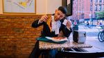 Tampannya Nick Jonas Saat Menikmati Kopi hingga Pizza Favoritnya
