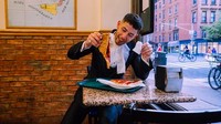 Nick Jonas kini tengah jadi sorotan karena menjalin hubungan spesial dengan Priyanka Chopra. Pria tampan ini rupanya hobi makan termasuk melahap pizza jumbo sebelum hadir di acara Met Gala. Foto: Instagram nickjonas