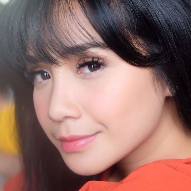 Nagita SlavinaIstri Raffi Ahmad yang mengawali karier sebagai model itu punya wajah cantik yang mempesona. Memiliki darah Jawa, Manado, dan Minang, perpaduan etnis tersebut membuat kecantikannya unik.  Foto: Instagram @raffinagita1717