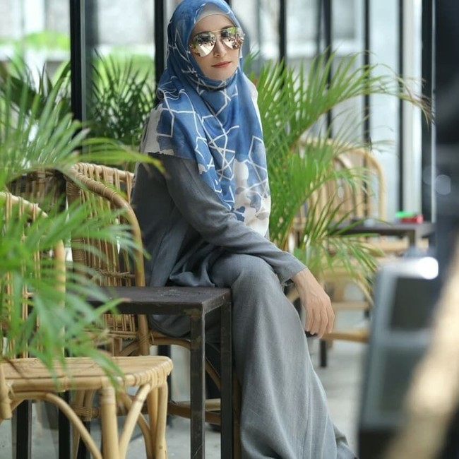 Inneke Koesherawati sering mengunggah foto memakai hijab berlabel ‘Inneke Marini Scarf’ itu di Instagram-nya. Ia tampil modis dengan beragam gaya hijab. Foto: Instagram Inneke Koesherawati