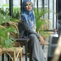 Inneke Koesherawati sering mengunggah foto memakai hijab berlabel ‘Inneke Marini Scarf’ itu di Instagram-nya. Ia tampil modis dengan beragam gaya hijab. Foto: Instagram Inneke Koesherawati